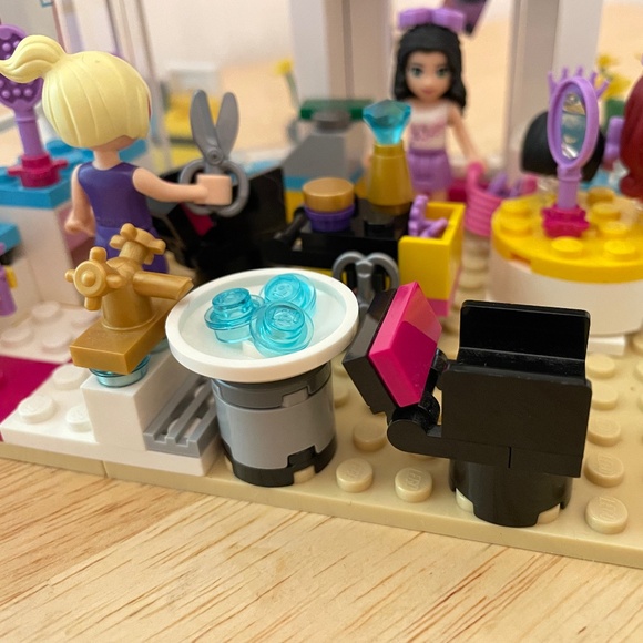 Lego Friends Heartlake Hair Salon (41093) - Picture 6 of 10